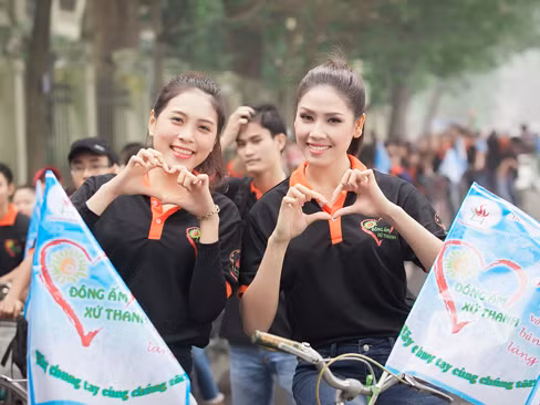 Nguyễn Thị Loan đạp xe quyên góp áo ấm cho trẻ nghèo