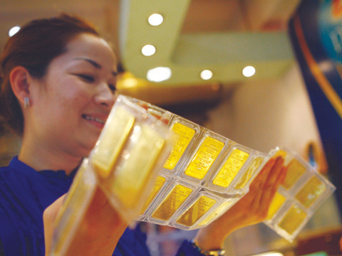 Câu chuyện bình ổn giá vàng vẫn khiến nhiều người lo lắng Ảnh: Hồng Vĩnh