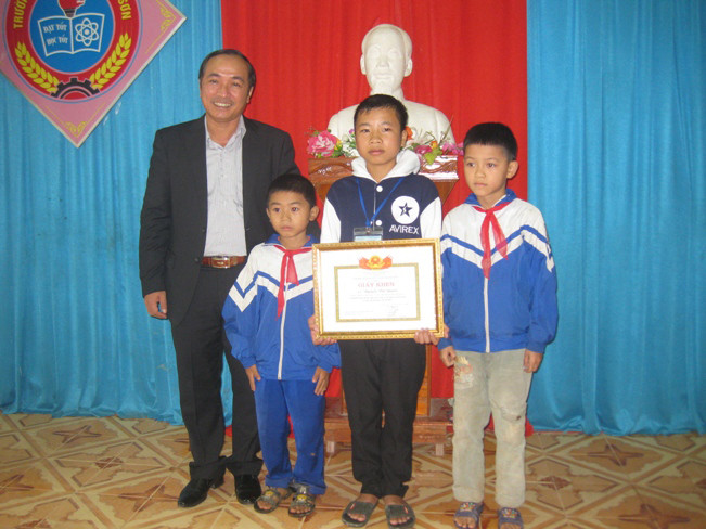 Khen thưởng học sinh dũng cảm cứu 2 em nhỏ