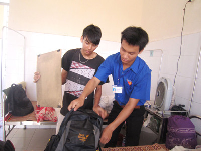 Tình nguyện viên đến bệnh viện đón thí sinh Lệnh đi thi