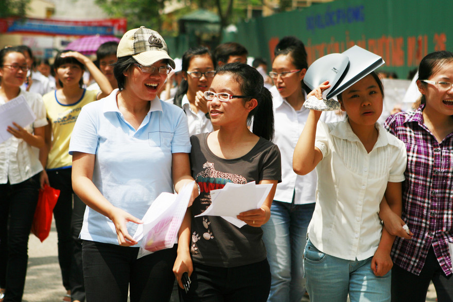 Thí sinh ra khỏi phòng thi trong kì thi ĐH, CĐ năm 2010