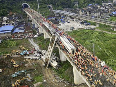 Hiện trường vụ tai nạn tàu cao tốc hôm 23-7. Một số toa tàu bị văng khỏi cầu cạn Ảnh: AP