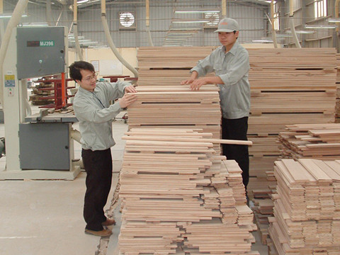 Doanh nghiệp nhỏ và vừa sẽ được miễn giảm thuế để vượt qua khó khăn. Ảnh: PV