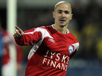 Sút vào lưới từ khoảng cách 50m