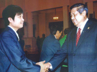 Nguyễn Văn Công được ông Susilo Bambang Yuchoyono, Tổng thống Indonesia hỏi thăm trong dịp Cty TNHH Trường Hưng sang giới thiệu sản phẩm tại nước này