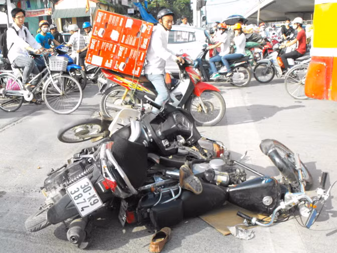 Ô tô 'điên' gây tai nạn liên hoàn, một người nhập viện