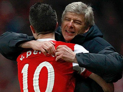 Van Persie đã phản bội Wenger?