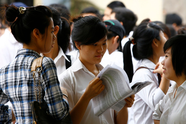 Sĩ tử tranh thủ ôn bài trước giờ thi