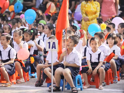 Niềm vui đầu năm học mới của các em học sinh đã ít nhiều bị ảnh hưởng bởi “cơn bão” lạm thu Ảnh: P.N