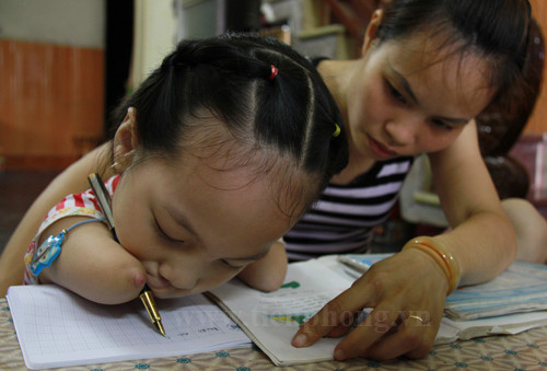 Xem chữ viết của cô bé không tay