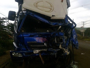 Xe tải đấu đầu trên QL 14, hai tài xế trọng thương