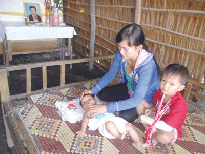 Một mình nuôi hai con bệnh nặng