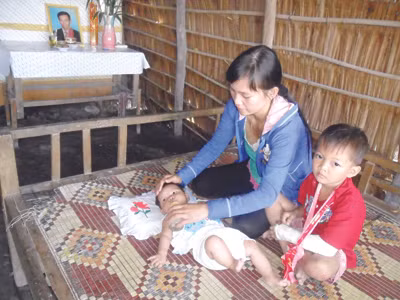 Một mình nuôi hai con bệnh nặng