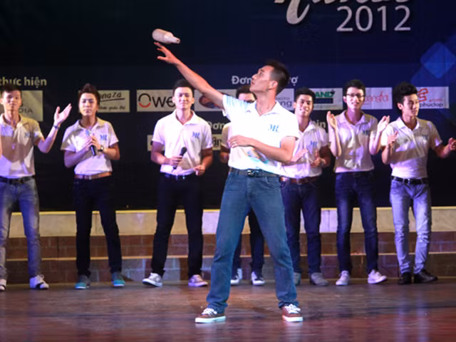 Nam sinh khoe sắc đua tài, có gì?