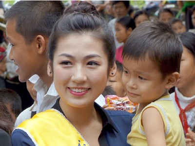 Hoa hậu, Á hậu trong vòng tay trẻ em vùng lũ