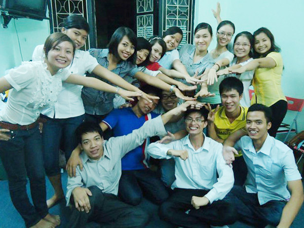 Tạ Duy Anh (ngồi, ngoài cùng bên trái) cùng các học viên