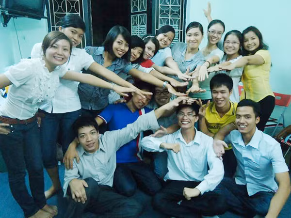Tạ Duy Anh (ngồi, ngoài cùng bên trái) cùng các học viên