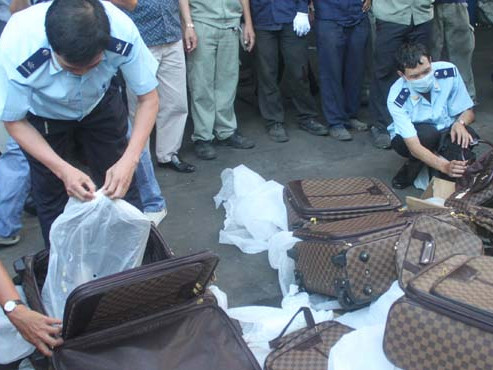 Hàng dỏm, hàng hiệu đổ bộ ...vỉa hè