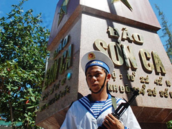 Bên cột mốc chủ quyền đảo Sơn Ca