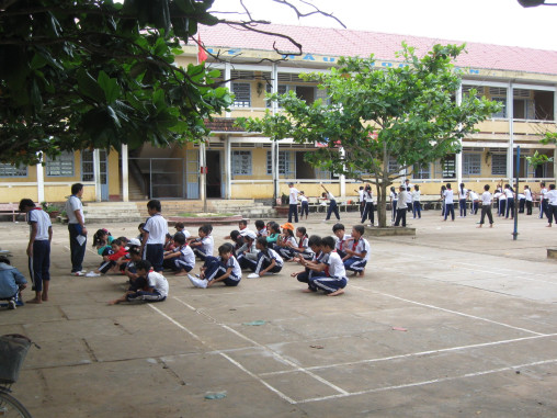 Học sinh trường THCS Kế Sách trong tiết học thể dục