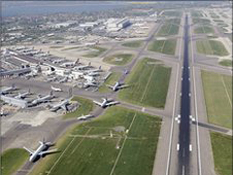 Bám càng bánh máy bay từ Áo sang Anh