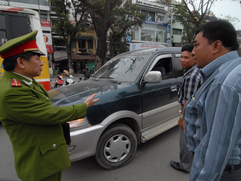 Ô tô, xe máy 'tấn công' sân trường