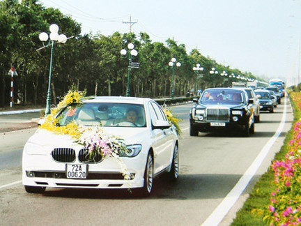 Lễ cưới 'siêu xe' của lão đại gia với thiếu nữ hai mươi