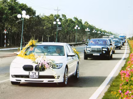 Lễ cưới 'siêu xe' của lão đại gia với thiếu nữ hai mươi