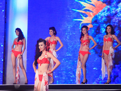 Các thí sinh quyến rũ trong trang phục áo tắm