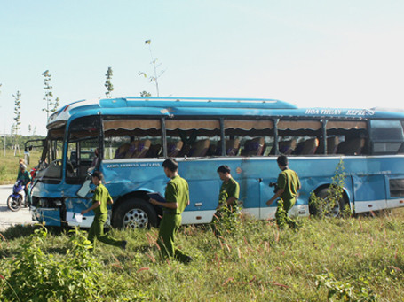 20 người kêu cứu trên xe khách bị nạn