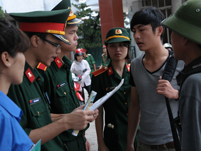 Áo lính tiếp sức mùa thi