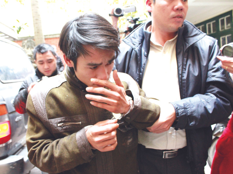 Dẫn giải đối tượng từ Thái Bình về trụ sở CSHS Công an Hà Nội. Ảnh: Lê Dương