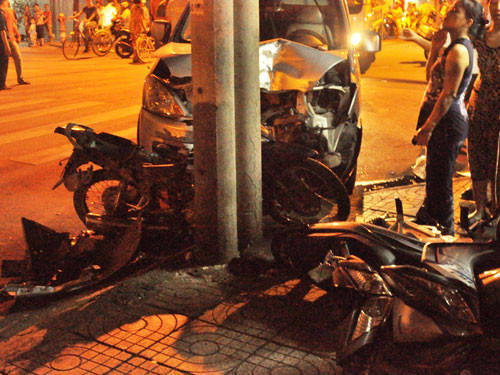 Cháu bé chết thảm dưới gầm xe sang 7 chỗ