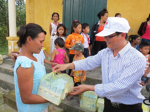 Đồng bào Rục háo hức nhận sữa