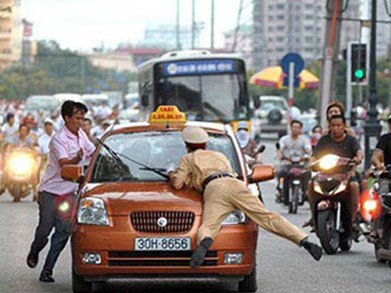Clip nữ tài xế taxi dù hất Thanh tra GT lên nắp capô