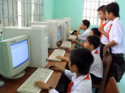Cán bộ xã phải thuê học sinh ...đánh văn bản