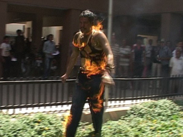 Tuyệt vọng vì nghĩ nhà mình sắp bị phá hủy, 5 người trong một gia đình đã tự thiêu để phản đối