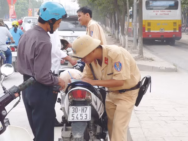 CSGT Hà Nội lập biên bản xử phạt người vi phạm giao thông. Ảnh: Trọng Đảng