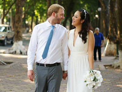 Hoa hậu Ngô Phương Lan hé lộ ảnh cưới đẹp dịu dàng