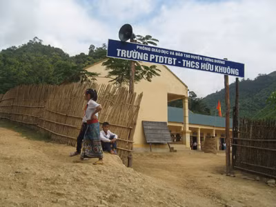 Thầy cô nơi lòng hồ thủy điện Bản Vẽ