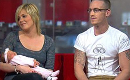 Chồng đỡ đẻ cho vợ trong phòng tắm