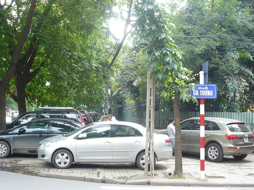 Theo chuyên gia gần 100.000 m2 đất trong giữ xe (chủ yếu nằm ở lòng đường và vỉa hè) đang do các đơn vị tư nhân khai thác. Ảnh: Trọng Đảng