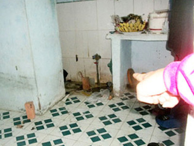 Cô gái chết lõa thể ở phòng trọ
