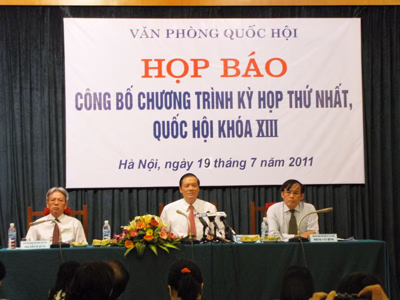 Chủ nhiệm VPQH Trần Đình Đàn (giữa) chủ trì họp báo Ảnh: N.T