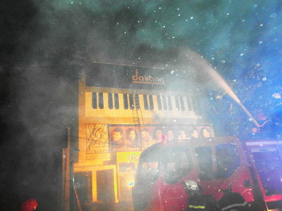 Khói bao trùm cả khu phố, lực lượng PCCC đang chữa lửa