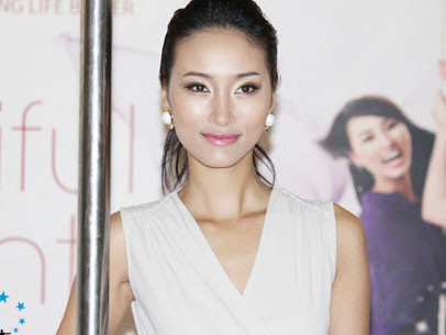 Huyền Trang giữ dáng bằng cách… múa cột