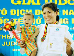 Như Ý mong HCV để… mua sữa cho con