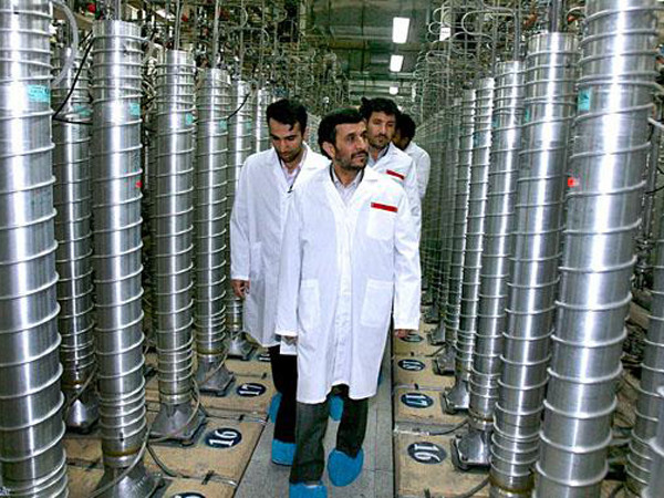Tổng thống Iran Mahmoud Ahmadinejad (đi đầu) thăm nhà máy làm giàu uranium Natanz. Ảnh: AP
