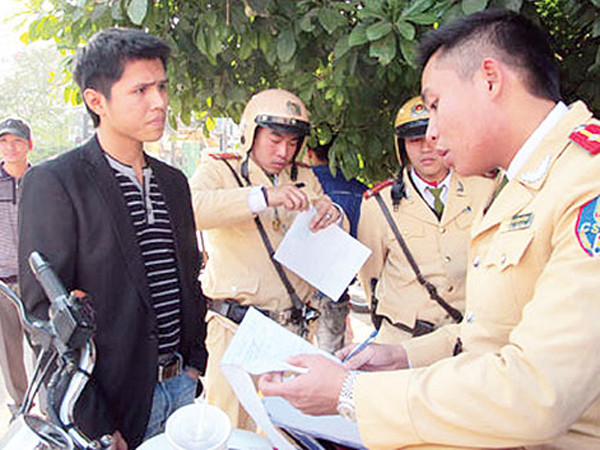 Triệu tập lái xe nhổ bọt trước mặt cảnh sát