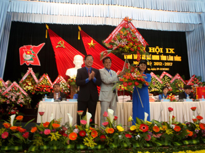 Bí thư thường trực T.Ư Đoàn Phan Văn Mãi tặng hoa chúc mừng ĐH Đoàn tỉnh Lâm Đồng. Ảnh: Kim Anh